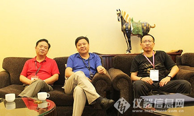 昆山市超聲儀器有限公司副總劉立人，在“專業教學實驗室建設”計劃項目中發表重要講話，并代表公司捐贈價值